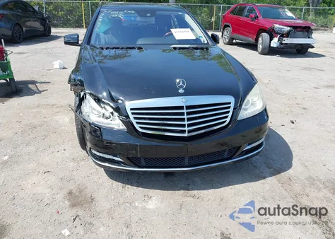 2010 Mercedes-Benz S 550 z USA, uszkodzony, nr VIN WDDNG7BB7AA349375